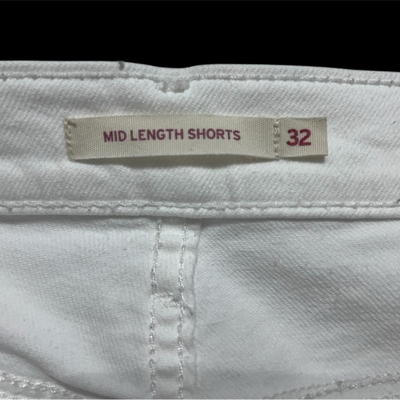 Levi's White Jean Shorts with Stretch Denim and Minimal Styling - Picture 3 of 5